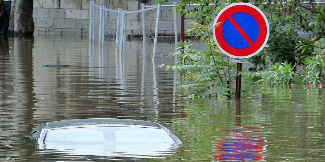 Underwater_car,_floods_in_Paris_small