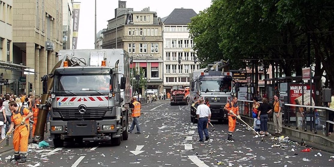 Strassenreinigung nach der Koelner Parade zum Christopher Street Day